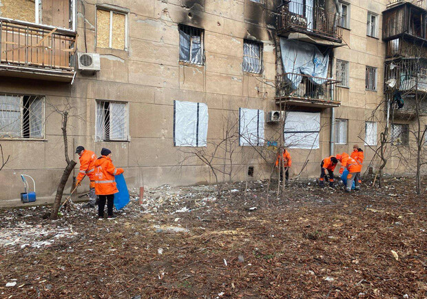Закрили понад дві сотні вікон плівкою: як в Одесі ліквідують наслідки недавньої атаки дронів. 