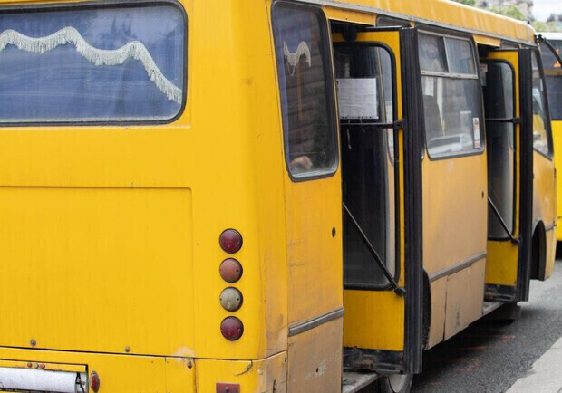 В Одесі розірвали низку договорів із автоперевізником маршруток через скарги. 