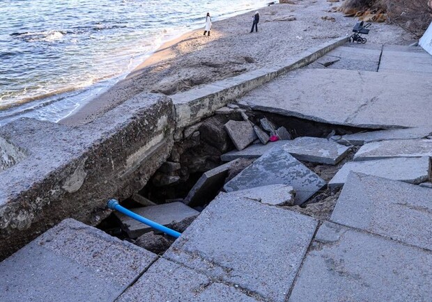 В Одессе из-за шторма частично разрушился спуск в районе пляжа Аркадия. 