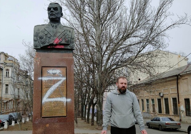 В Одессе нанесли букву Z на памятник маршалу Родиону Малиновскому. 