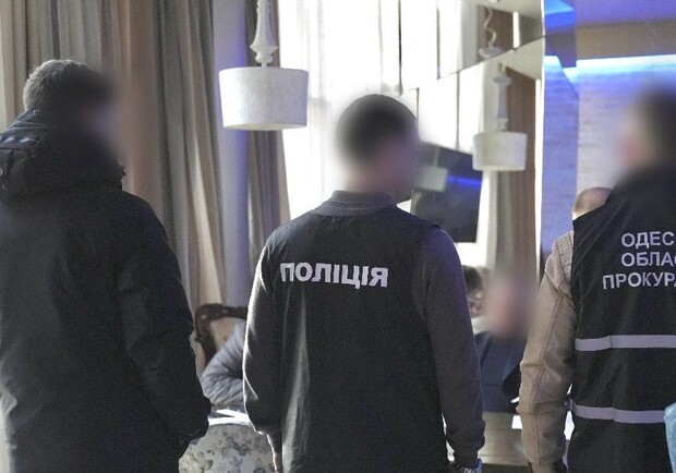 В Одесі просто у ресторані затримали депутата райради, який взяв хабар. 