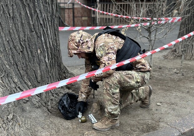В центре Одессы мужчина продал корпус гранаты с запалом. 