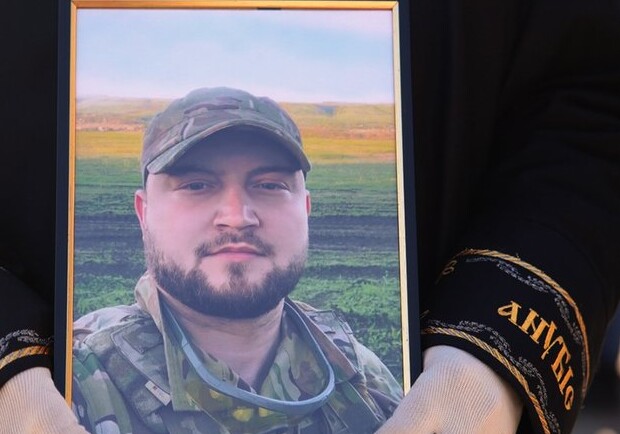 На Одещині попрощалися з військовим, сім'я якого загинула від удару РФ по ЖК "Тірас". 