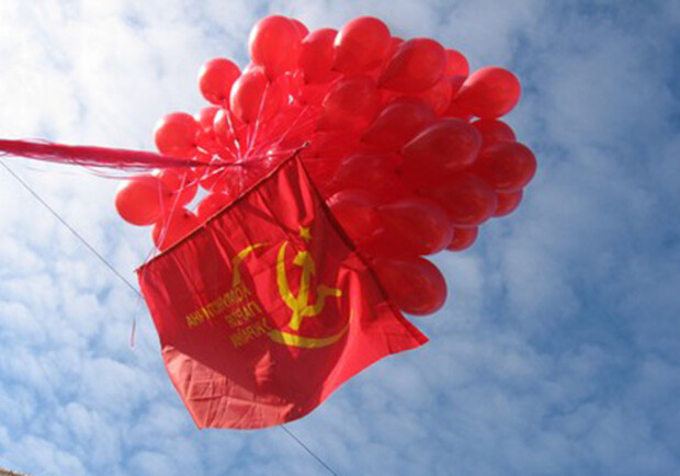 В Одесі парочка розповсюджувала комуністичну символіку. 