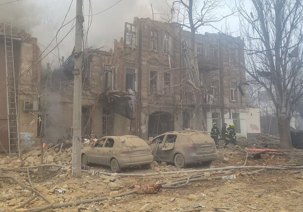 В Одессе за 6 миллионов демонтируют трехэтажный дом, который разрушила ракета. 