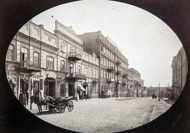 Театральний провулок у 1870-х роках зроблено з боку Катерининської з перспективою на Міську Думу. Зліва будинок Шорштейна (№ 14) та готель Північна (№ 12)