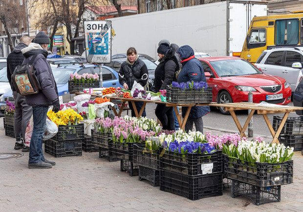 На Привозі ажіотаж через 8 березня: cкільки коштують квіти. 