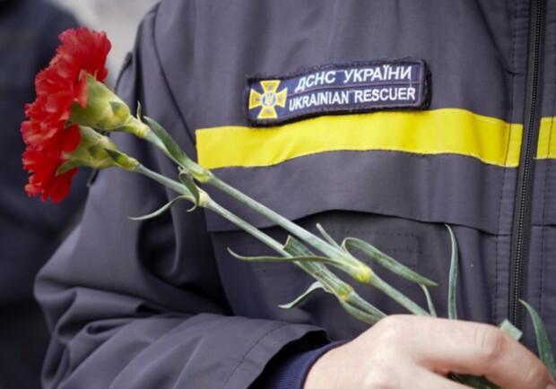 На Одещині попрощалися з рятувальниками, які загинули під час повторного ракетного удару 15 березня. 