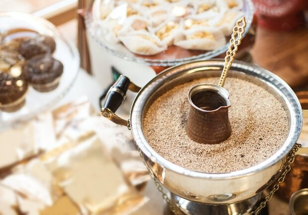 Выпей и взбодрись: где в Одессе готовят кофе в турке на песке. 