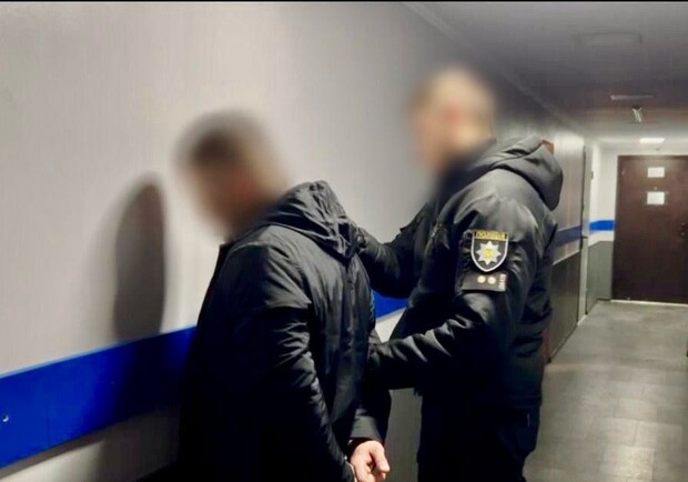 В Одессе двое воруженных грабителей ворвались в квартиру и увезли хозяина в ломбард. 
