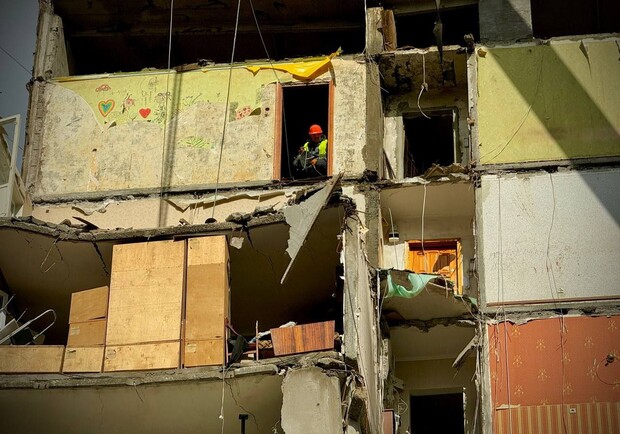 Пошкоджені дроном квартири на Добровольського демонтують: одеситів просять не підходити - фото