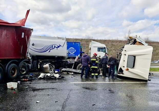 На трассе Одесса – Киев столкнулись грузовики: есть погибший. 