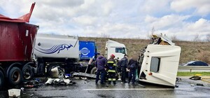 На трассе Одесса – Киев столкнулись грузовики: есть погибший