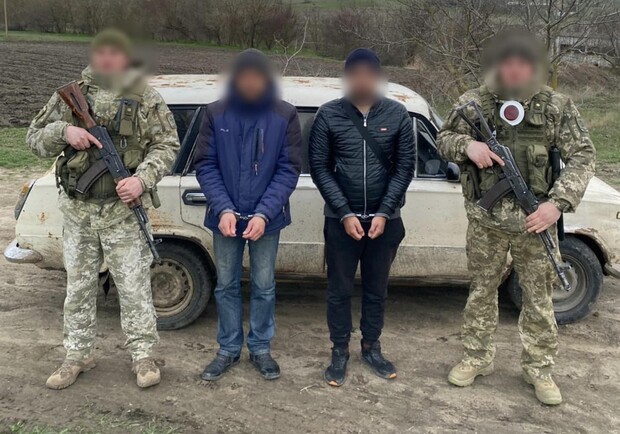 Маскировались при помощи перьев: в Одесской области задержали двух уклонистов. 