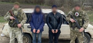 Маскировались при помощи перьев: в Одесской области задержали двух уклонистов