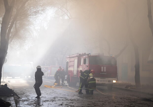 На Канатній в Одесі спалахнула пожежа в будинку: загинув рятувальник. 