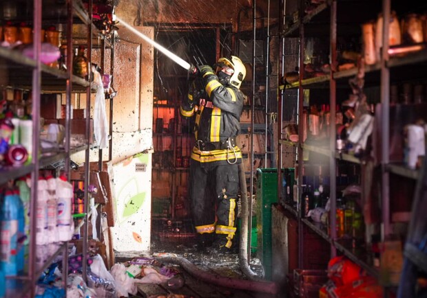 В Одессе горело заведение фастфуда, огонь перекинулся на магазин EVA: подробности. 