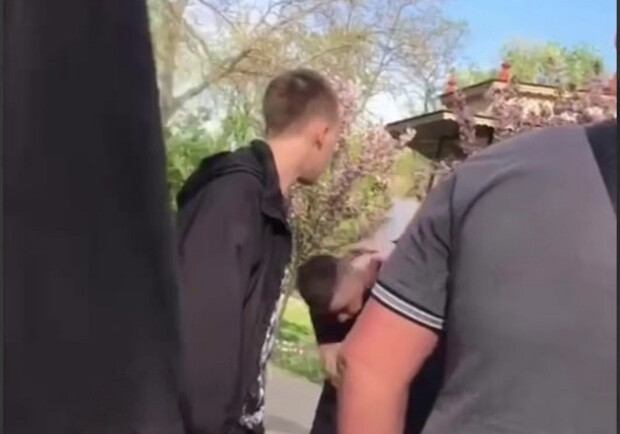 Мэр из Одесской области попал скандал: в сеть попало видео того, как он ударил подростка. 