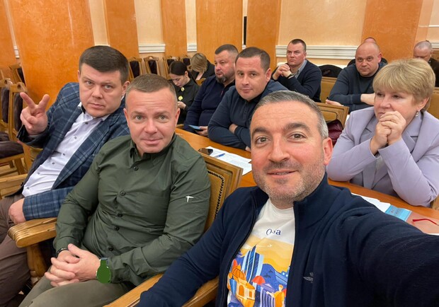 В Одессе ТОП-чиновнику "замазали" элитные часы на фото: в соцсетях не оценили. 