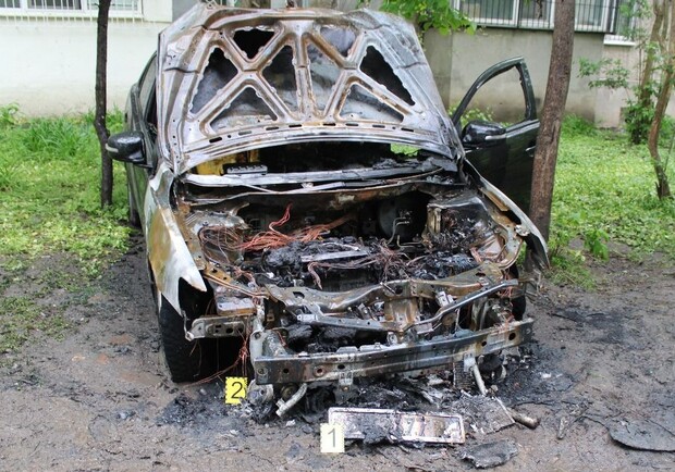 В Одессе задержали парней, которые подожгли автомобиль: один из поджигателей несовершеннолетний. 