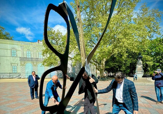 На Думской площади появилась новая скульптура. 
