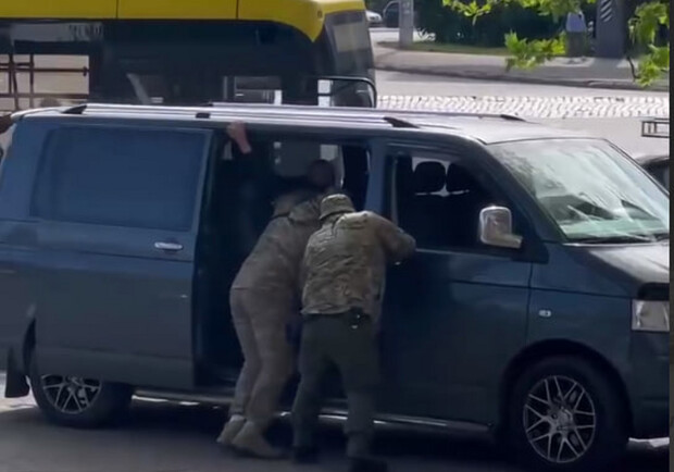 Мережею "гуляє" чергове відео затримання чоловіка співробітниками ТЦК в Одесі. 