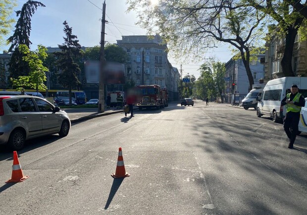 Последствия ракетного удара в Одессе: в городе перекрыто движение, работает оперативный штаб. 