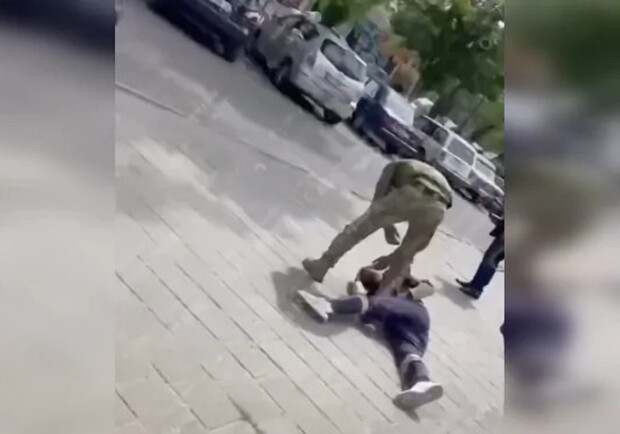 Новый фейк: по сети "гуляет" видео того, как в Одесской области якобы работник ТЦК "избил ногами" мужчину. 