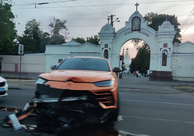 В Одессе произошло ДТП с участием кроссовера Lamborghini Urus стоимостью около 300 тысяч долларов. 