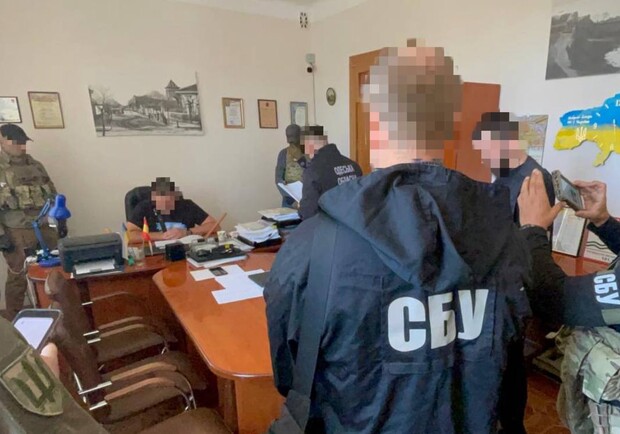 В Одесской области задержали вице-мэра одного из городов: его подозревают в завладении землей у лимана. 