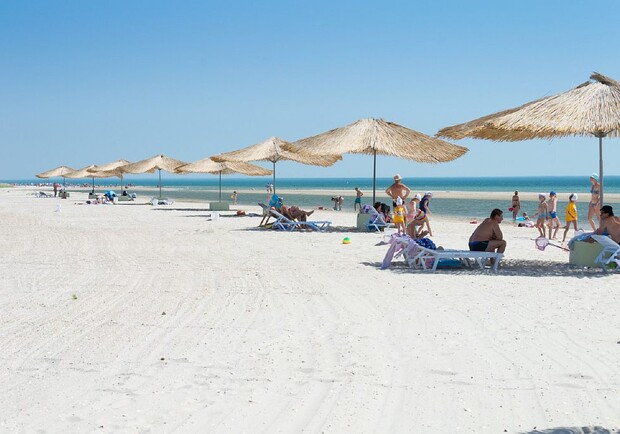Курорт на Одещині офіційно відкриє бази відпочинку: відпочиваючим будуть видавати перепустку. 