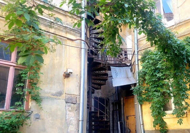 Cтаринные лестницы, колодец и картины из крышечек: секреты нескольких двориков Одессы. 