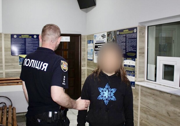 В Одессе задержали женщину, совершившую надругательство над флажками погибших Героев. 