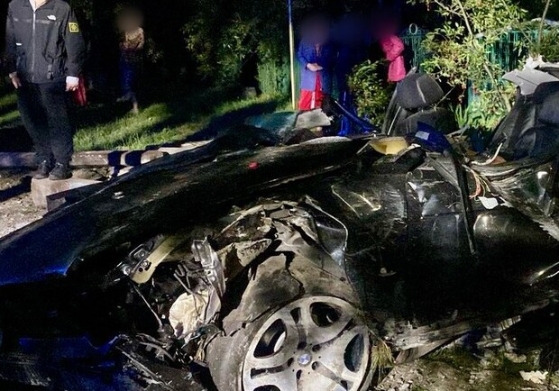 В Одеській області легковик врізався в електроопору: є постраждалий, та загинуло молоде подружжя. 