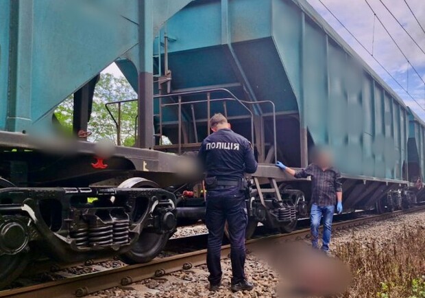 В Одеській області вантажний потяг переїхав 15-річну дівчину. 