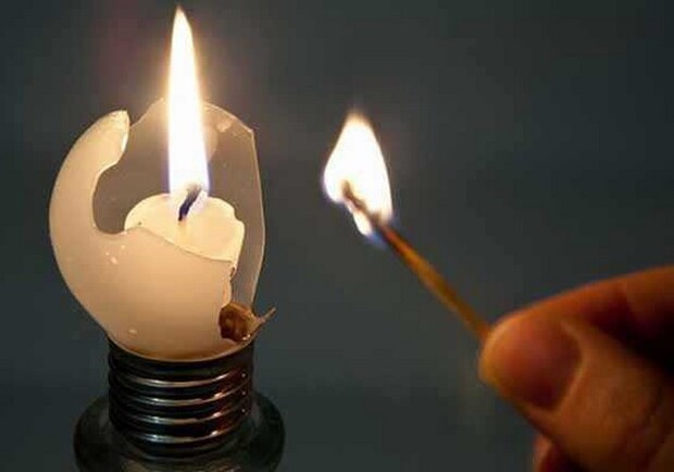 Свічку в розбитій лампочці запалюють сірником. 