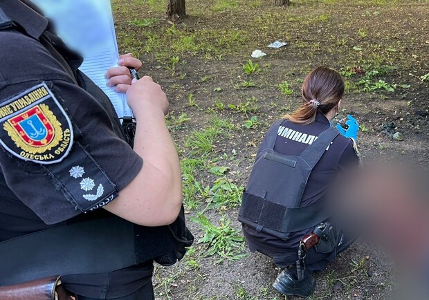 В Одесі в парку виявили тіло чоловіка поряд з уламками гранати. 