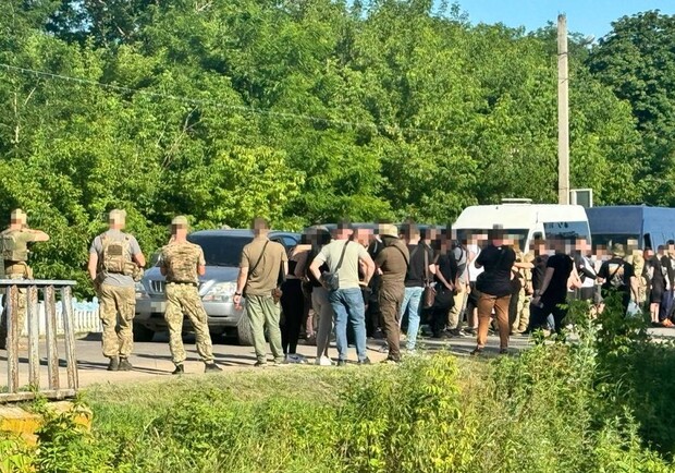 Полицейский из Одесской области пытались переправить 47 уклонистов в Приднестровье. 