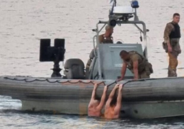 Военные спасли пять человек, которых унесло в море в Одессе. 