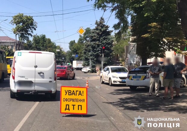 В центре Одессы мужчина перебегал дорогу и попал под авто. 