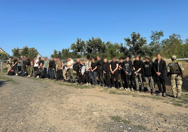 Декого підвозили жінки: біля кордону на Одещині спіймали 27 чоловіків. 