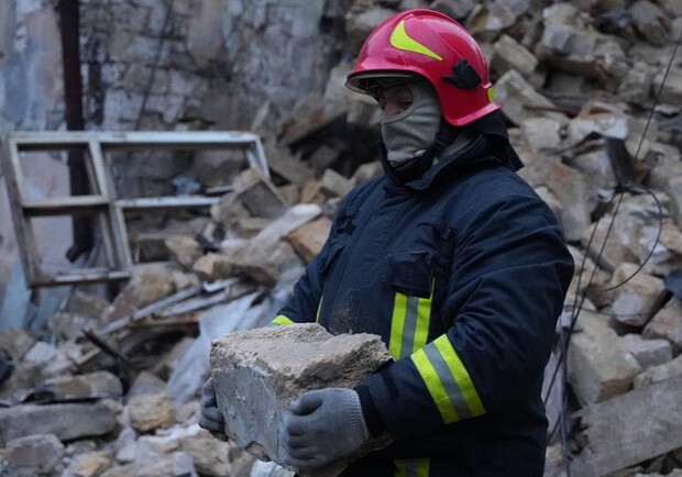 Рятувальник на місці обвалу. 