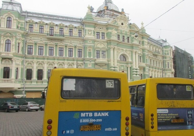 Зупинка маршруток на Соборній площі. 