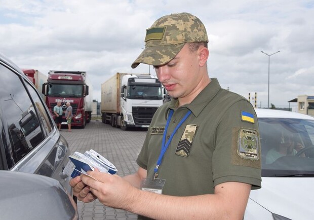 Прикордонник перевіряє документи. 