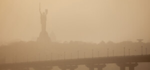 Продержится до пятницы: Украину накрыла пыльная буря из Каспии