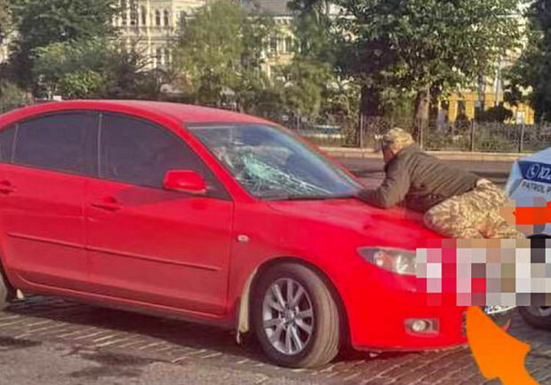 Біля Одеського вокзалу водія Mazda наїхав на співробітника ТЦК та прокотив його на капоті. 