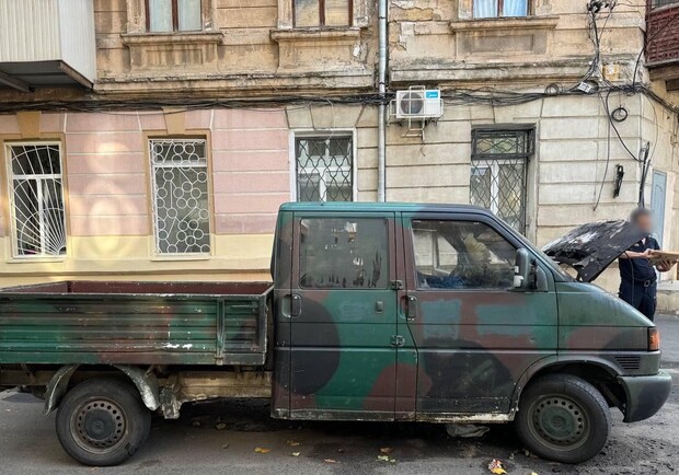 Військова автівка, яку підпалили зловмисники. 