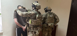 Вимагав 60 тисяч доларів і видавав себе за працівника ДБР: в Одесі викрили експравоохоронця