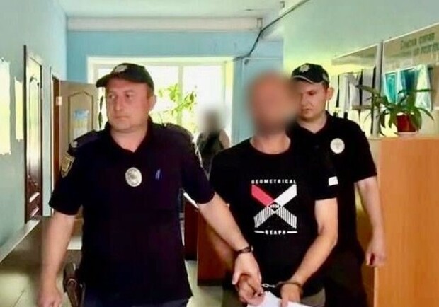 Чоловік, якого затримали за побиття односельця, разом із поліцейськими. 