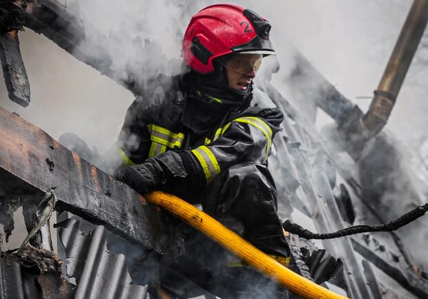 Рятувальник ліквідовує пожежу. 